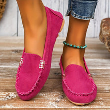 Vega | Mocasín de Ante Plano Mujer Detalle Metálico